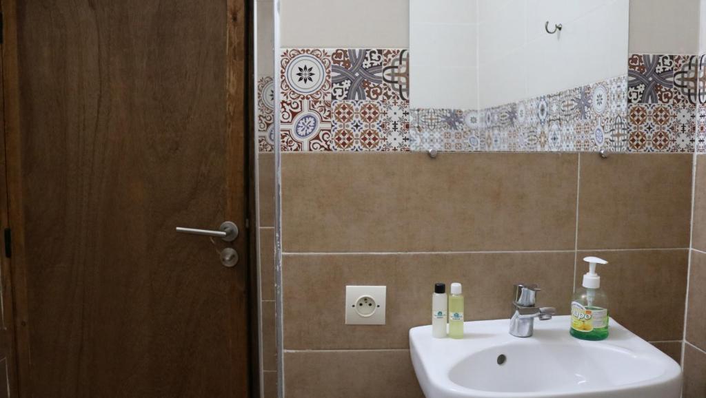 bagno con lavandino e specchio di Dar Habache a Marrakech