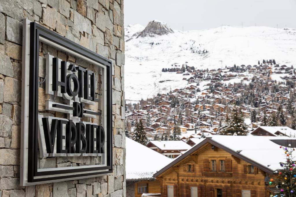 a sign on the side of a building with a mountain at Hôtel de Verbier SUP in Verbier
