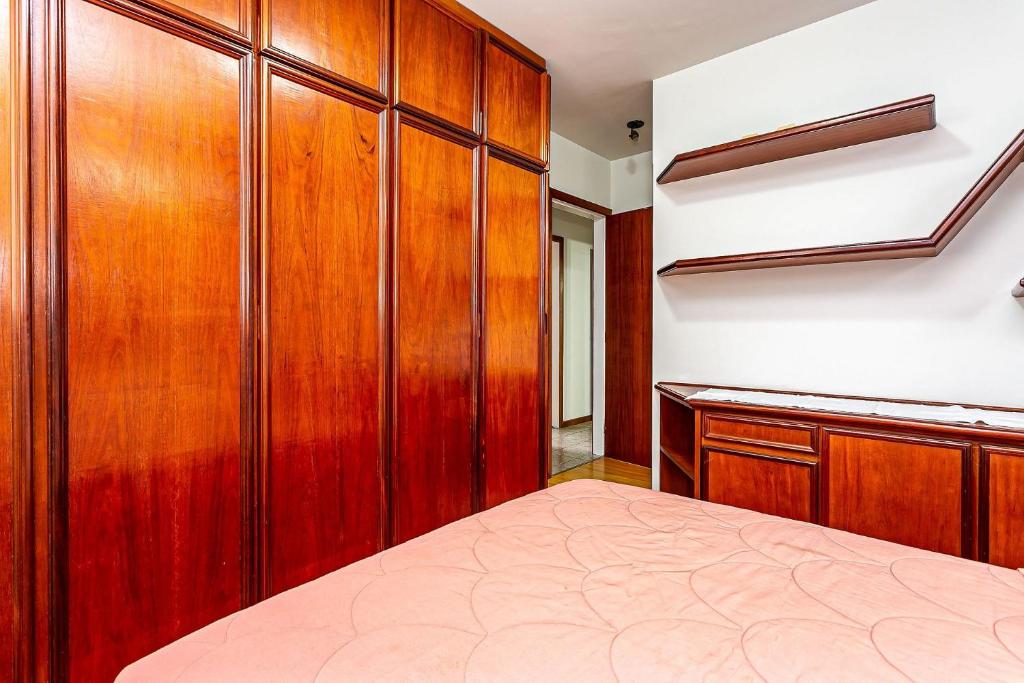  Espaçoso apartamento em área arborizada e central de Floripa