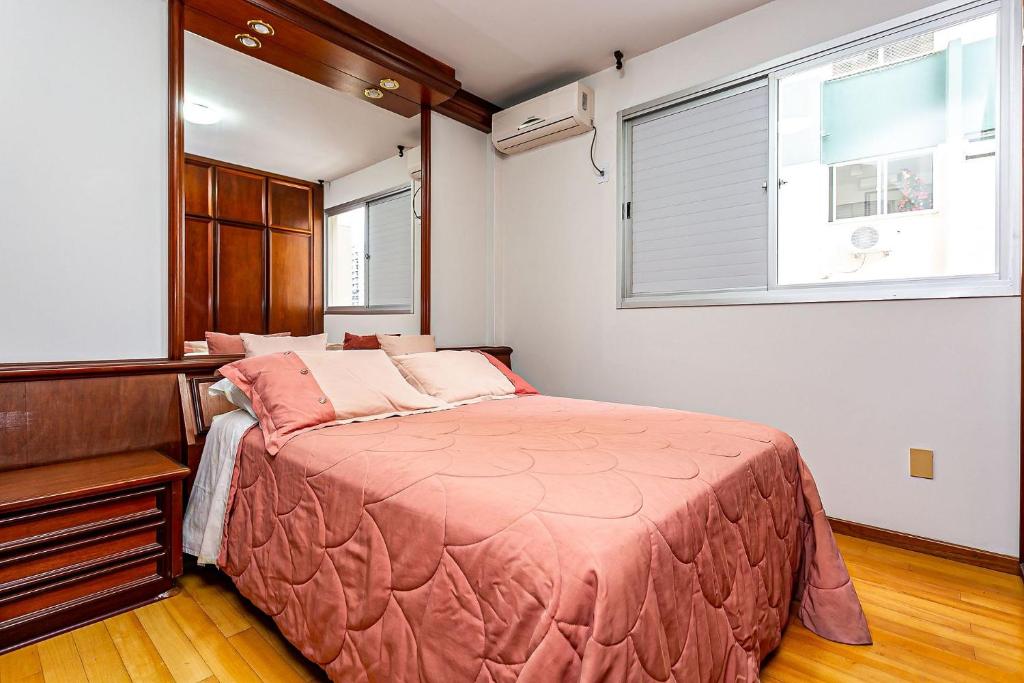  Espaçoso apartamento em área arborizada e central de Floripa