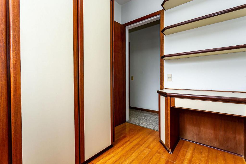  Espaçoso apartamento em área arborizada e central de Floripa