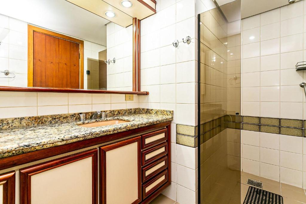  Espaçoso apartamento em área arborizada e central de Floripa