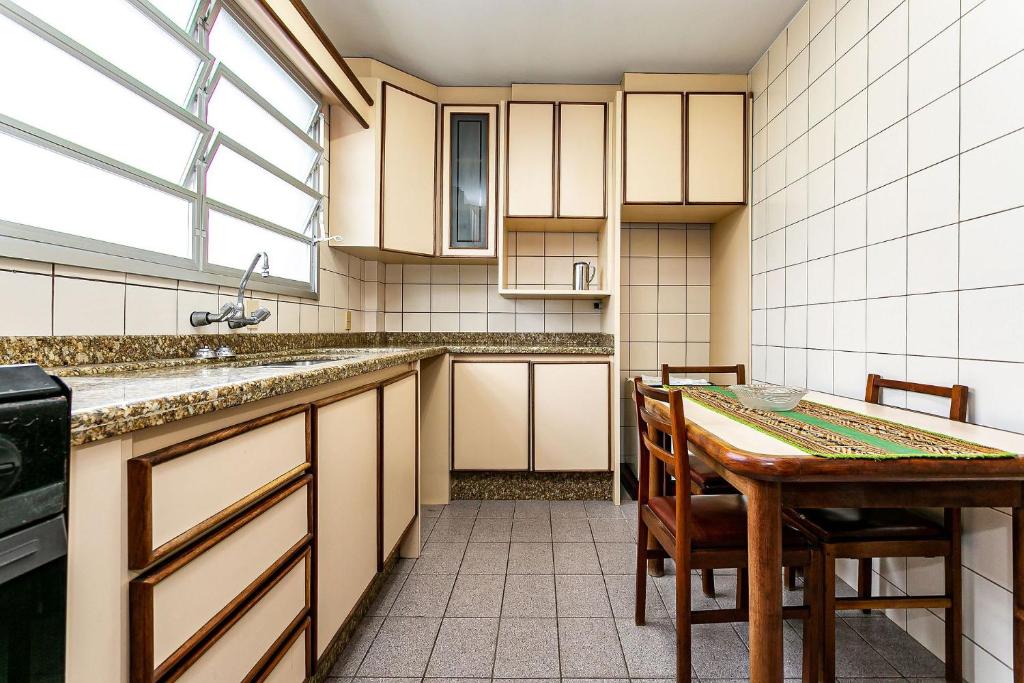  Espaçoso apartamento em área arborizada e central de Floripa