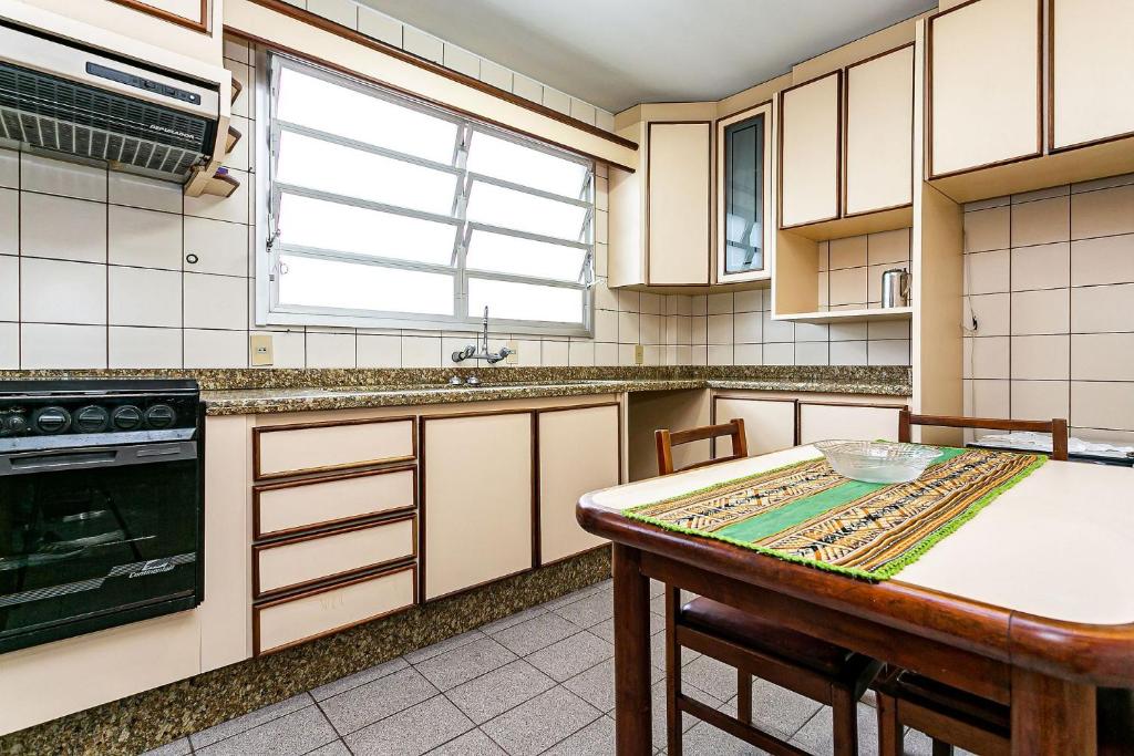  Espaçoso apartamento em área arborizada e central de Floripa