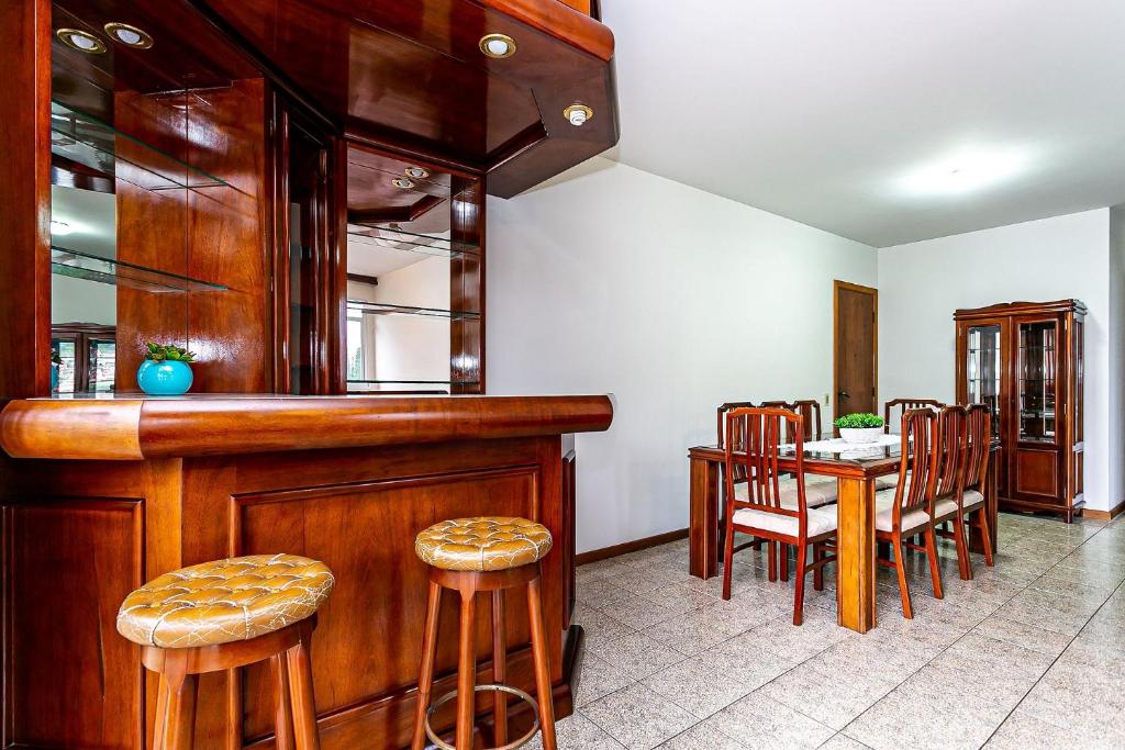  Espaçoso apartamento em área arborizada e central de Floripa