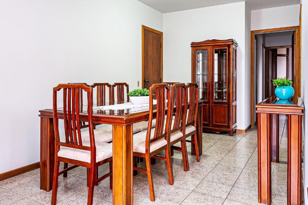  Espaçoso apartamento em área arborizada e central de Floripa