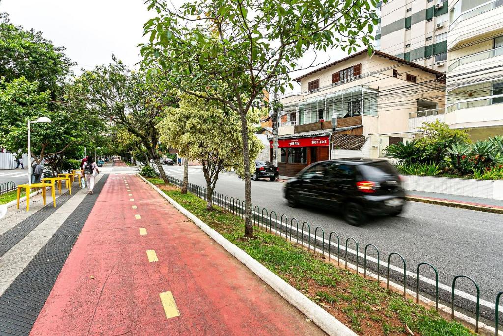  Espaçoso apartamento em área arborizada e central de Floripa