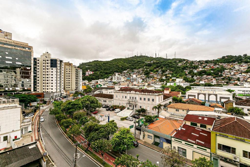  Espaçoso apartamento em área arborizada e central de Floripa