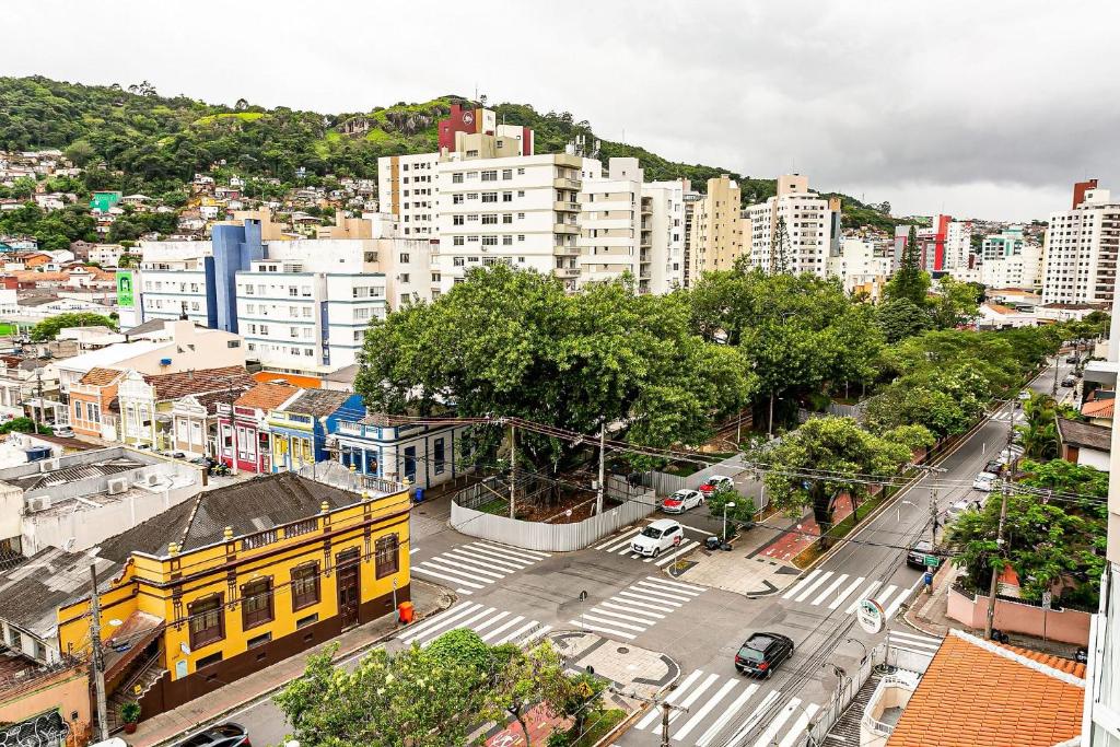  Espaçoso apartamento em área arborizada e central de Floripa