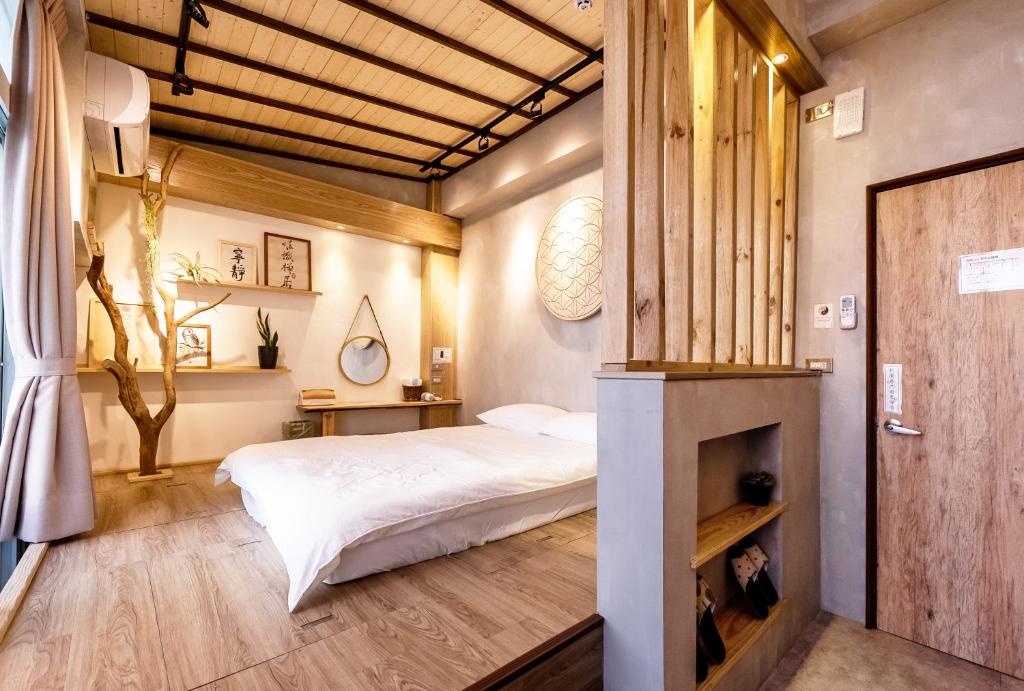 1 dormitorio con 1 cama y chimenea en 唯識禪居-訂房後需聯繫轉帳, en Tainan