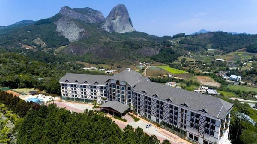 an aerial view of a resort with mountains in the background at Apartamento em Pedra Azul, Condomínio Vista Azul in Pedra Azul