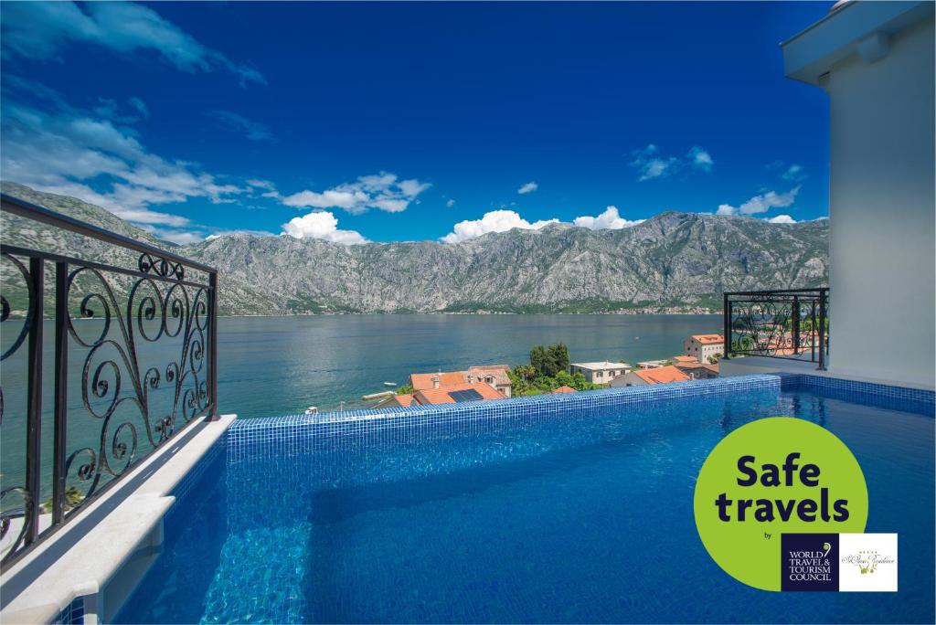 balkon z widokiem na jezioro i góry w obiekcie StOliva RESIDENCE with infinity pool w Kotorze