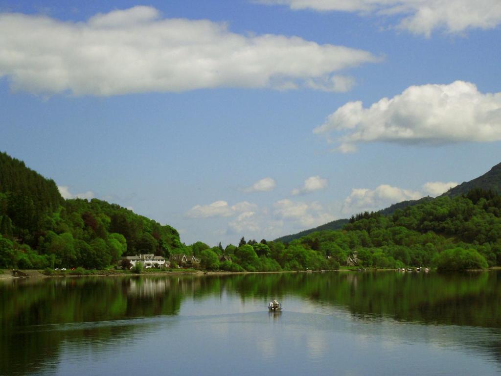 Un río con un par de barcos en el agua en The Four Seasons Hotel, en St Fillans