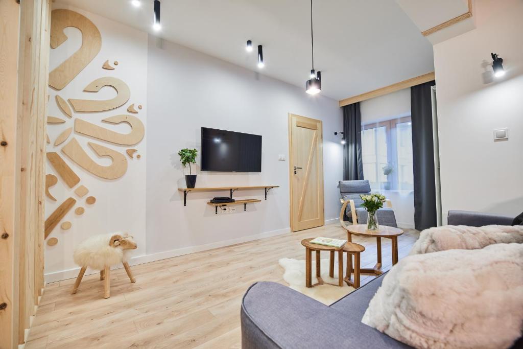 Televízia a/alebo spoločenská miestnosť v ubytovaní VIP Apartamenty, ORKANA APART