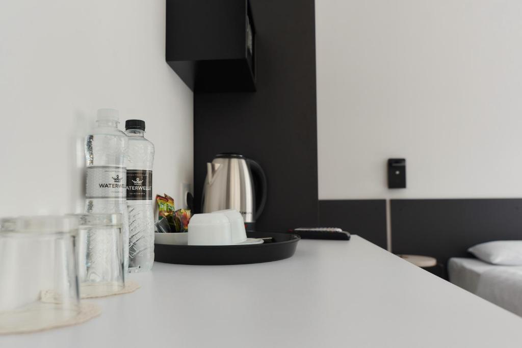 Příslušenství pro přípravu čaje a kávy v ubytování Atmosfera Hotel