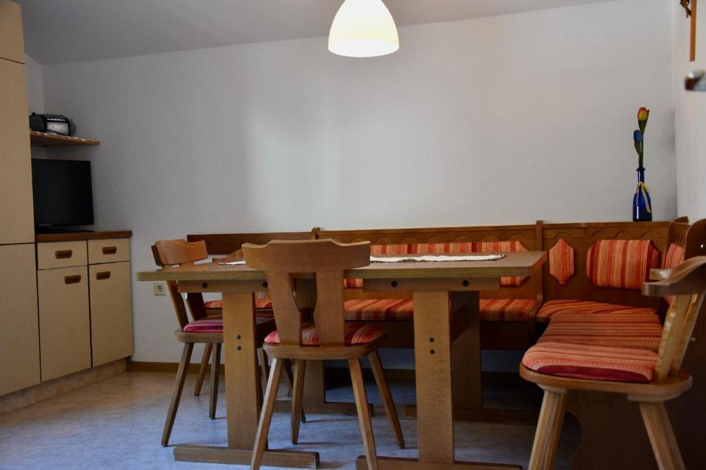 Televízia a/alebo spoločenská miestnosť v ubytovaní Haus Garber