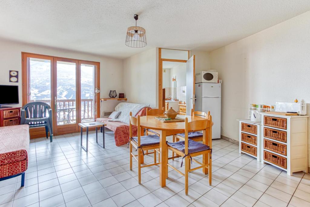 Kuchyň nebo kuchyňský kout v ubytování Les Fauvettes - appartement vue imprenable sur montagne
