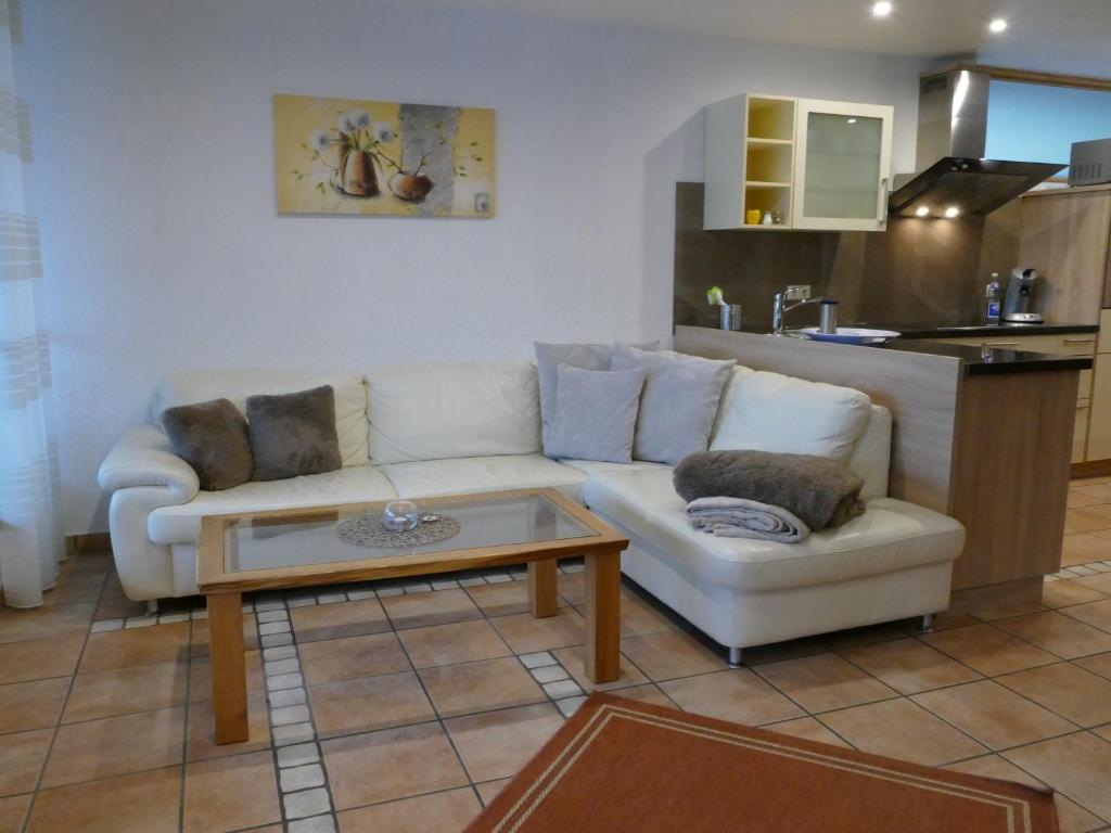 sala de estar con sofá y mesa de centro en Ferienwohnung Quelle en Friesenheim