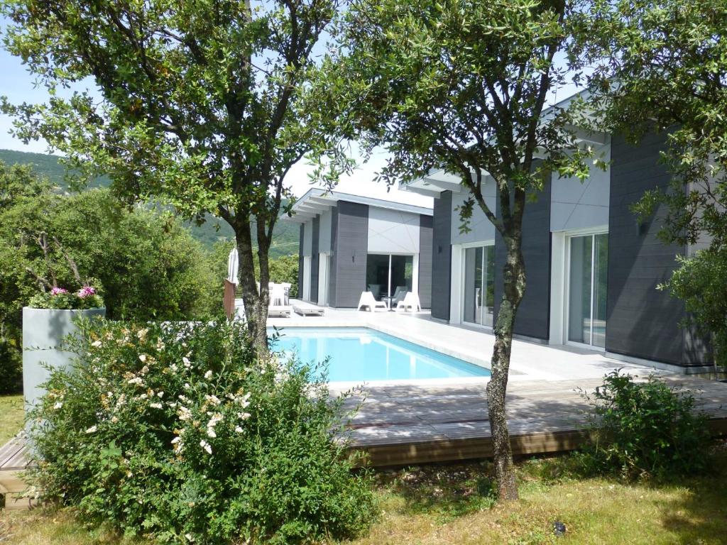 una piscina en el patio trasero de una casa en Gîte moderne en Drôme en Roche-Saint-Secret