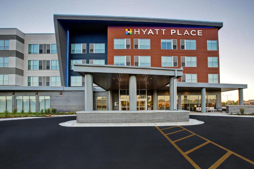 un edificio de hotel con un cartel en la parte delantera en Hyatt Place at Wichita State University en Wichita