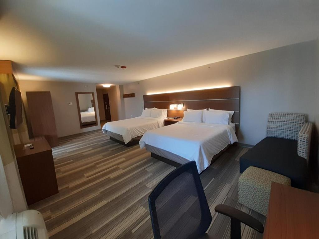 Postel nebo postele na pokoji v ubytování Holiday Inn Express Trincity by IHG