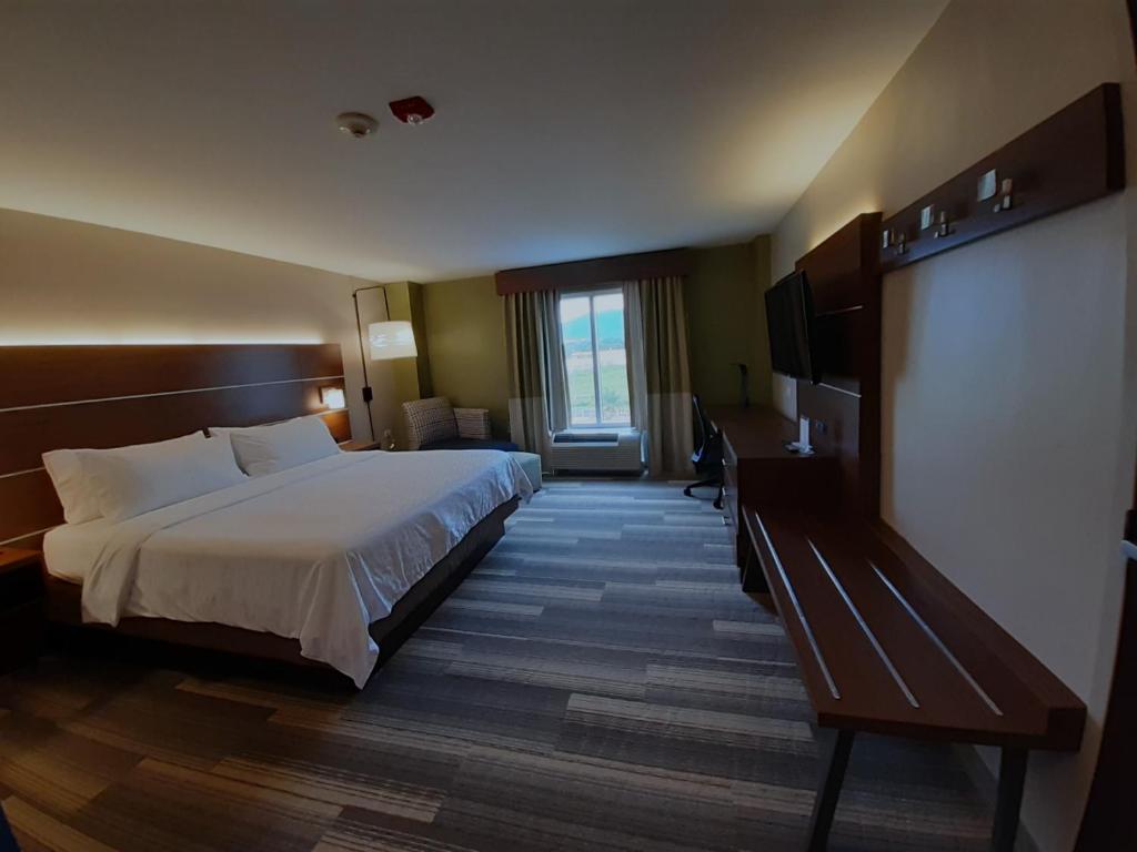 Postel nebo postele na pokoji v ubytování Holiday Inn Express Trincity by IHG