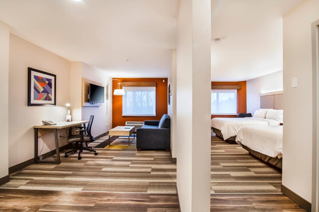 Postel nebo postele na pokoji v ubytování Holiday Inn Express & Suites Langley by IHG