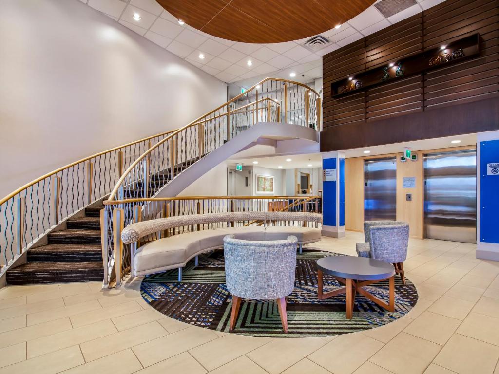 Posezení v ubytování Holiday Inn Express & Suites Langley by IHG