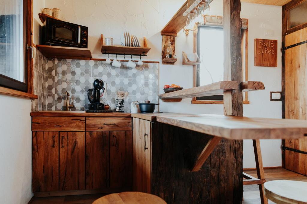 Köök või kööginurk majutusasutuses Treehouse Drevesna hiška Štrkovo gnezdo Ranč Jureš