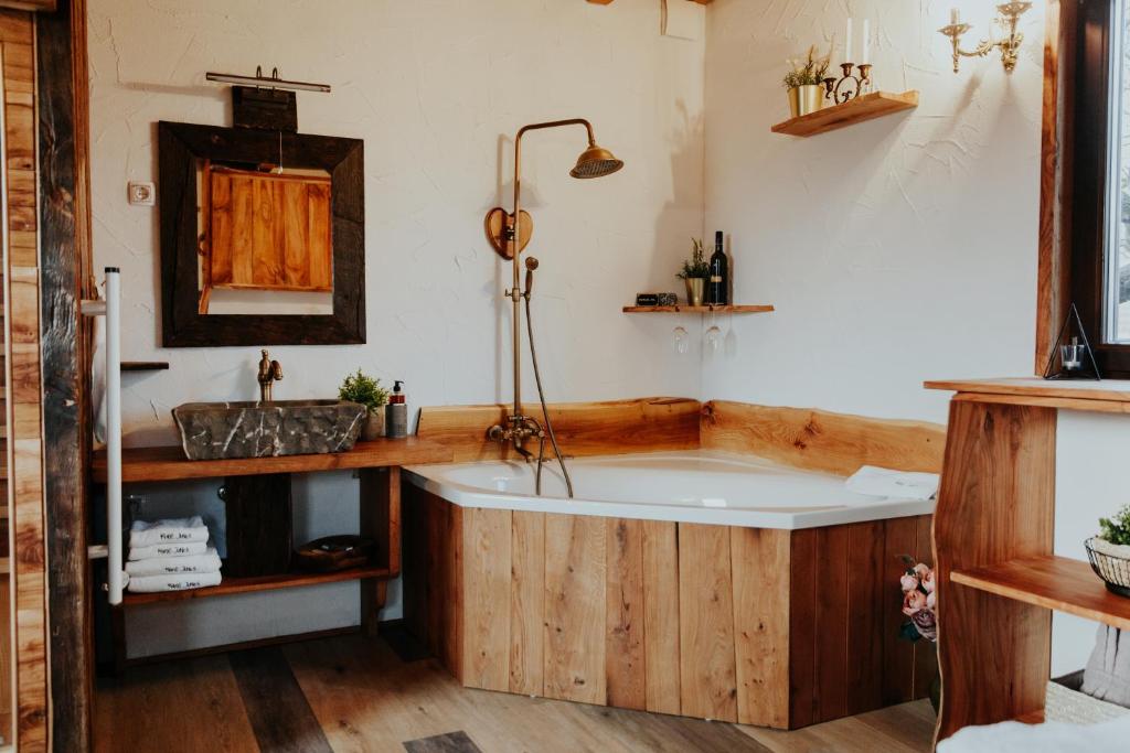 Vannituba majutusasutuses Treehouse Drevesna hiška Štrkovo gnezdo Ranč Jureš