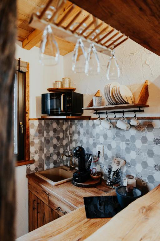 Köök või kööginurk majutusasutuses Treehouse Drevesna hiška Štrkovo gnezdo Ranč Jureš