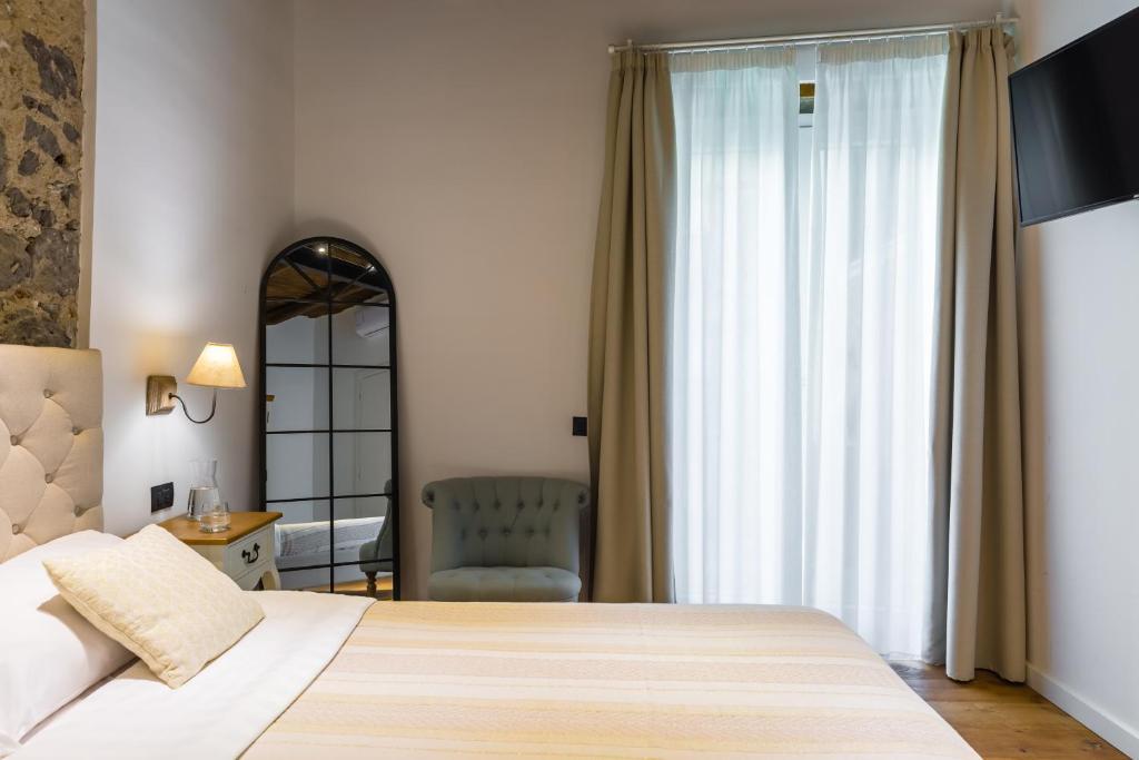 A bed or beds in a room at Starhost - MINERVA SUITE seaview