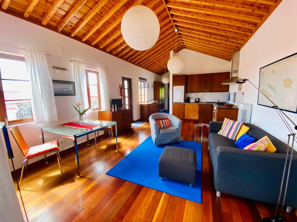 ein Wohnzimmer mit einem Sofa und einem Tisch in der Unterkunft Quinta Perpetua, Casa Pico in Alto do Sul