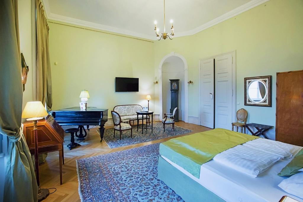 Károlyi Kastély Hotel & Restaurant - Suite Con Vista Al Jardín