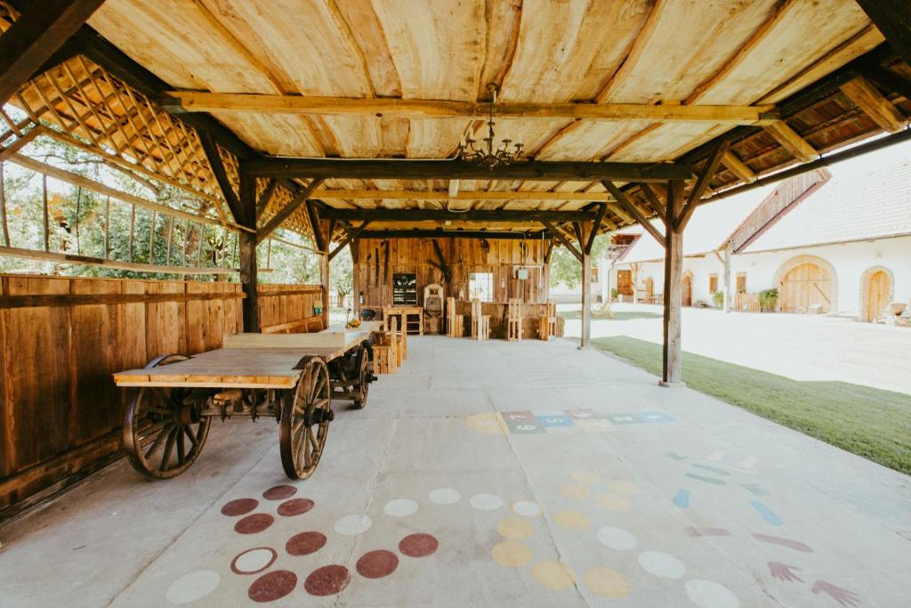Restoran või mõni muu söögikoht majutusasutuses Treehouse Drevesna hiška Štrkovo gnezdo Ranč Jureš