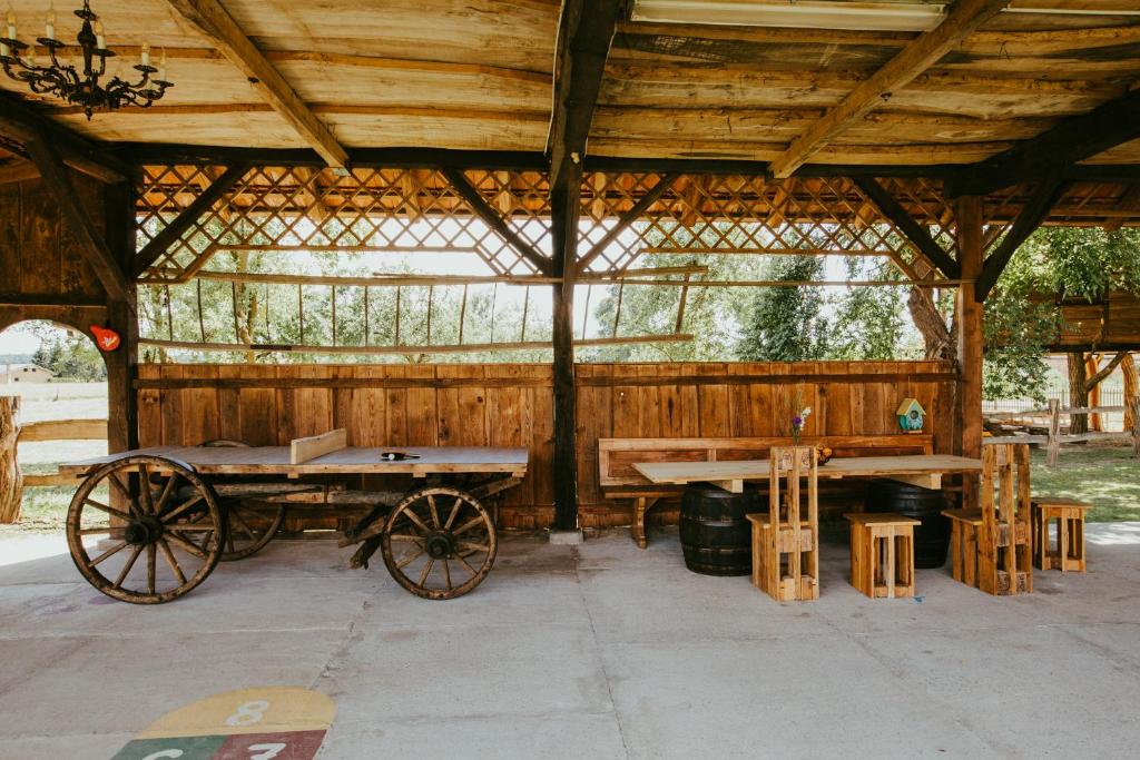 Restoran või mõni muu söögikoht majutusasutuses Treehouse Drevesna hiška Štrkovo gnezdo Ranč Jureš