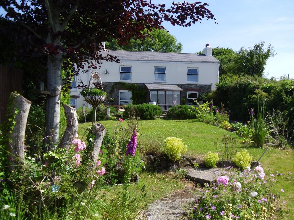 a house with a garden in front of it at Vine Cottage in Penpillick