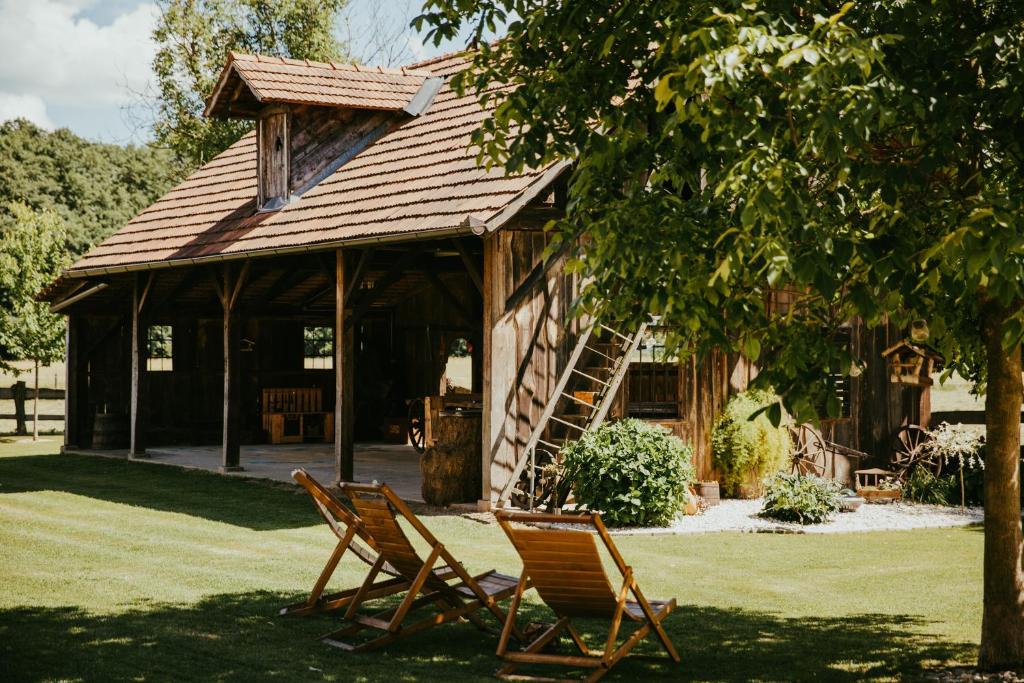 Aed väljaspool majutusasutust Treehouse Drevesna hiška Štrkovo gnezdo Ranč Jureš
