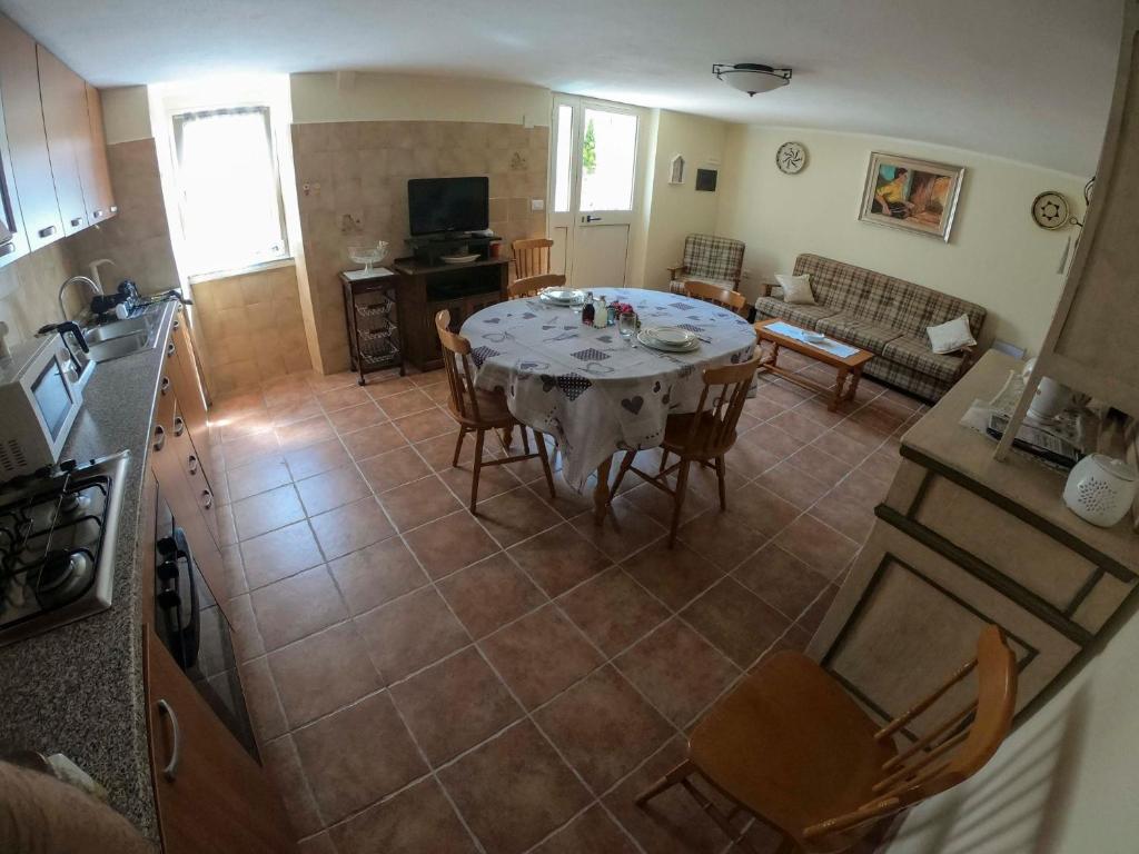 kuchnia i jadalnia ze stołem i krzesłami w obiekcie Casa A&M w mieście Onifai