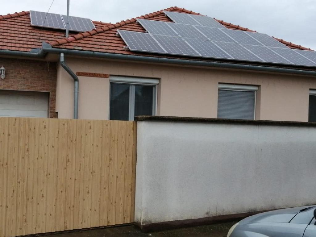 una casa con paneles solares en el techo en Piroska Vendégház, en Kaba