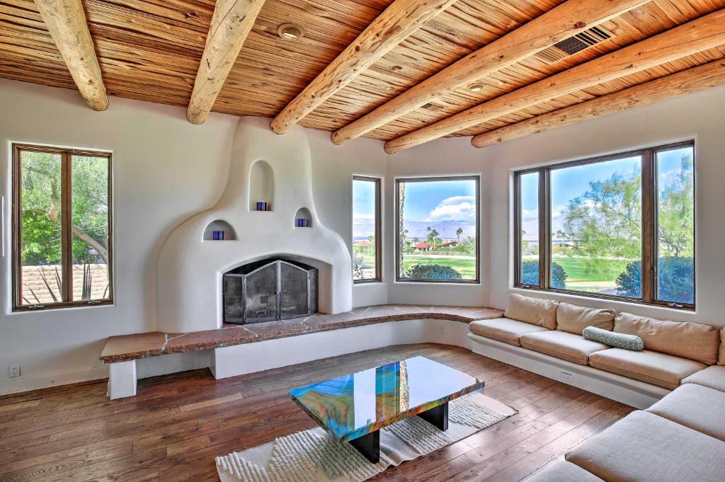 sala de estar con sofá y chimenea en Luxe Adobe Retreat with Mountain and Golf Course Views, en Borrego Springs
