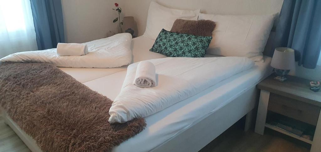 Postel nebo postele na pokoji v ubytování Hotel Rosengärtli