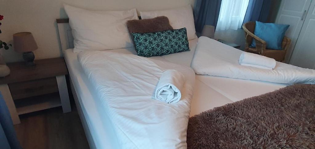 Postel nebo postele na pokoji v ubytování Hotel Rosengärtli