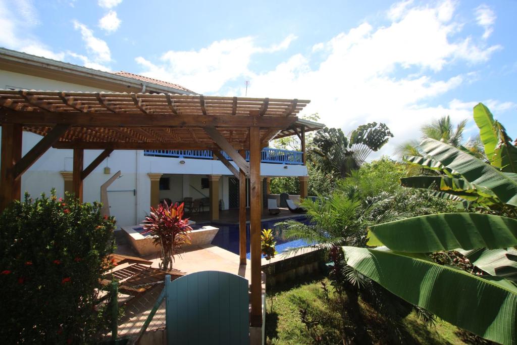 Um jardim no exterior de TREEHOUSE PILON PAVONES