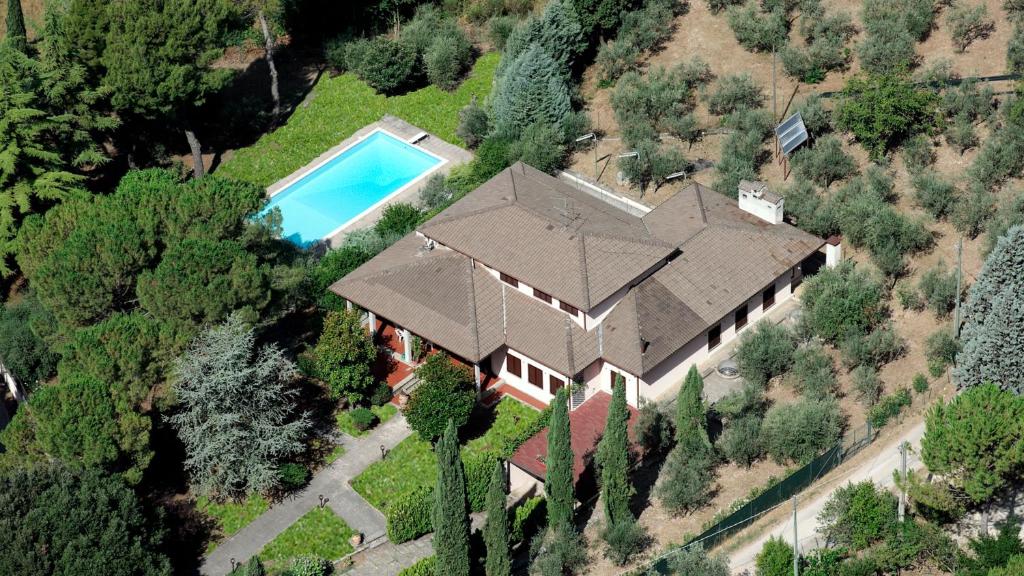 eine Luftansicht eines Hauses mit Pool in der Unterkunft Villa Lavanìa in Spello