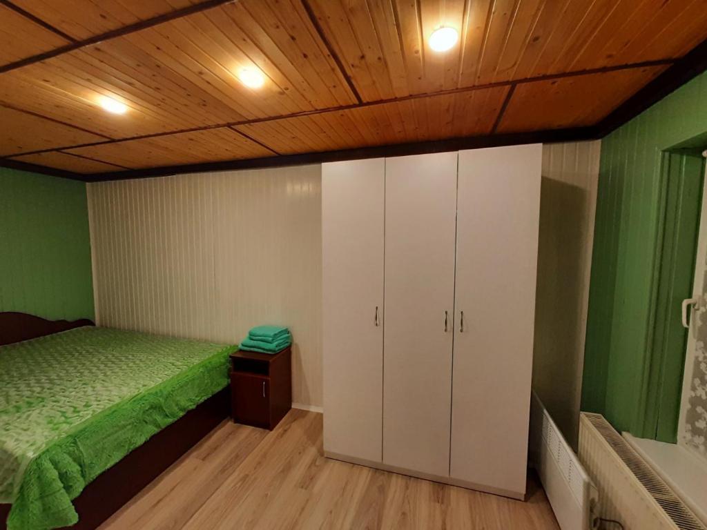 Postel nebo postele na pokoji v ubytování Sadyba Три Серця ЧАН БАНЯ ЯРЕМЧЕ