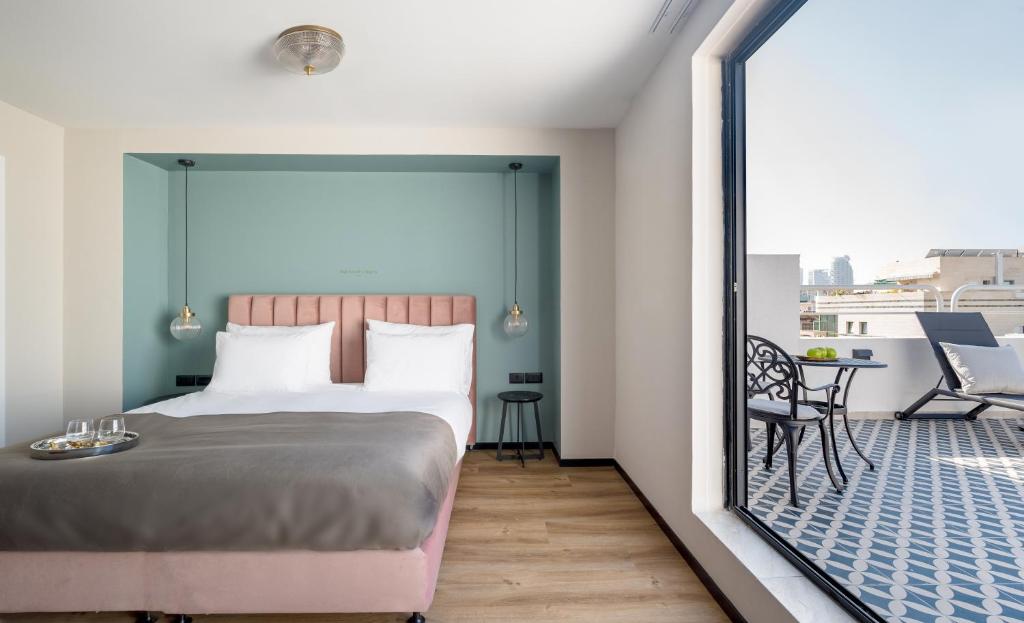 Postel nebo postele na pokoji v ubytování Dizengoff Garden Hotel