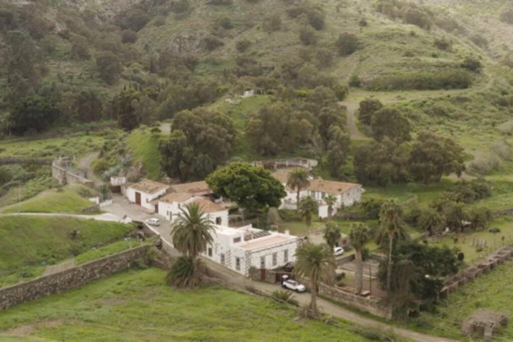 an aerial view of a house on a hill at Casita Bioclimatica en el campo in Arucas