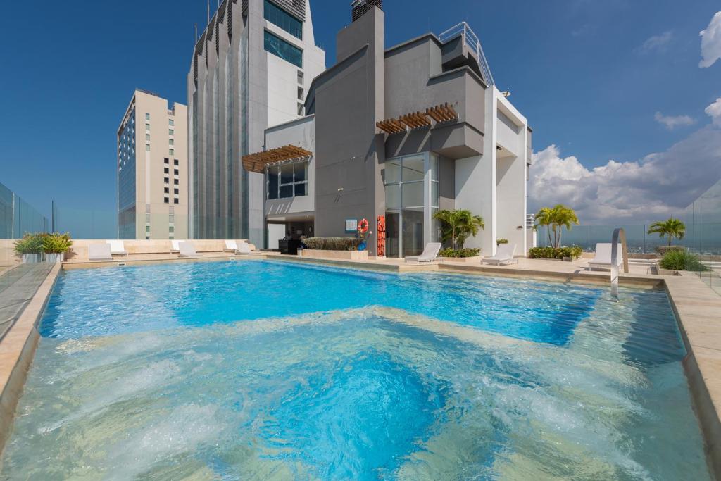 una gran piscina frente a un edificio en MURANO ELITE NEW OCEAN FRONT DUPLEx en Cartagena de Indias