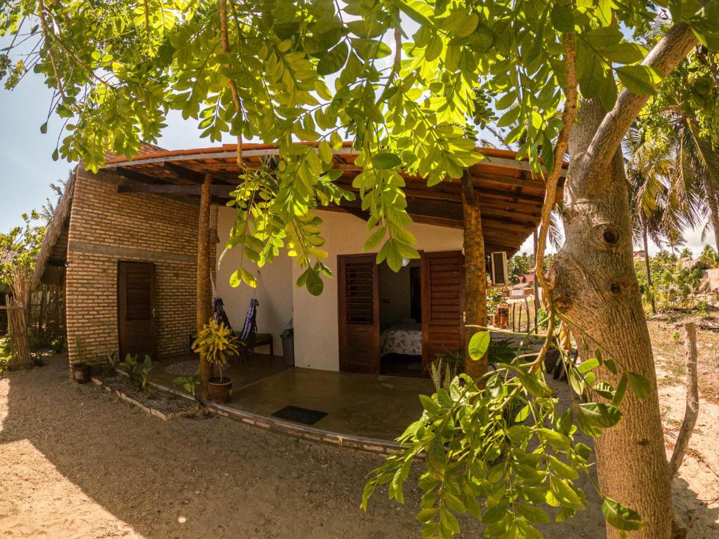 een klein bakstenen huis met een boom ervoor bij Icarai Kite House in Icaraí